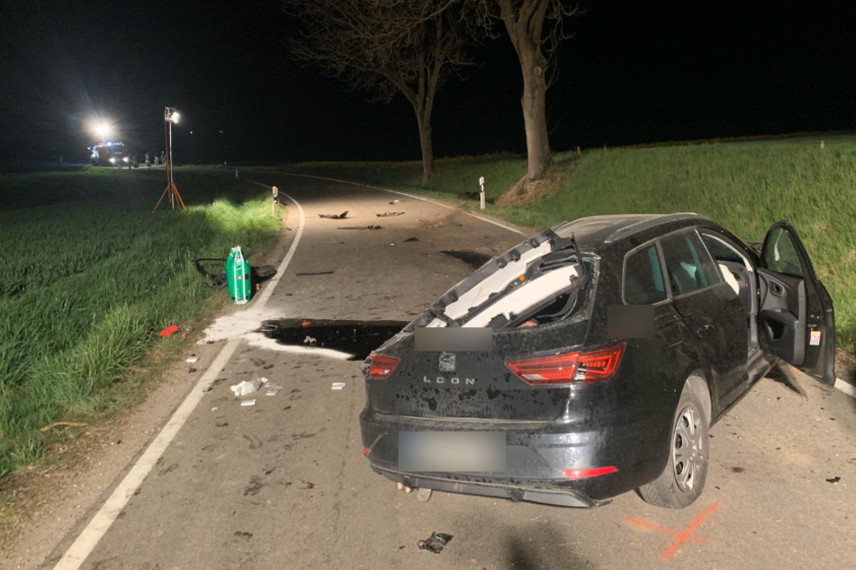 Das Auto krachte gegen einen Baum und wurde wieder auf die Fahrbahn zurückgeschleudert.