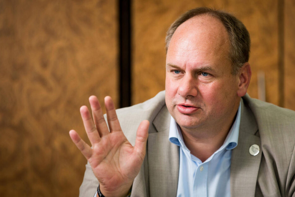 OB Dirk Hilbert (47, FDP) wollte das Gerücht um eine mögliche Personal-Rochade am Donnerstag nicht dementieren.