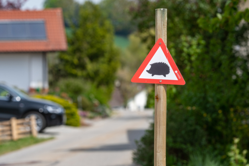 Ein Schild weist darauf hin, vorsichtig zu fahren.