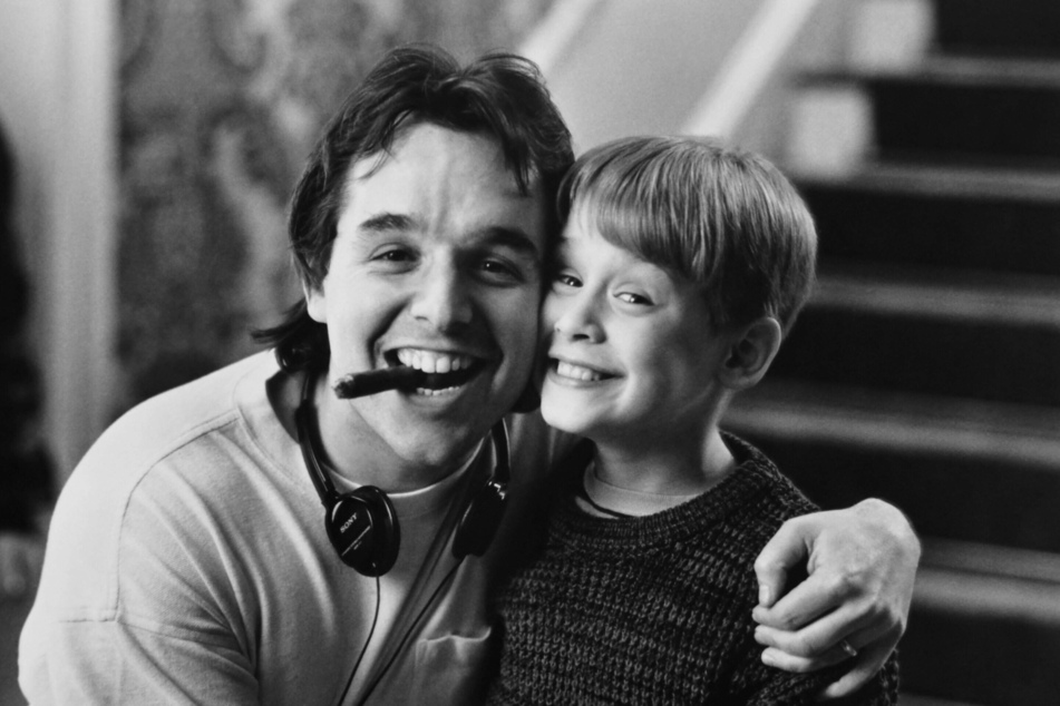 Director Chris Columbus (l.) on set with Macaulay Culkin.