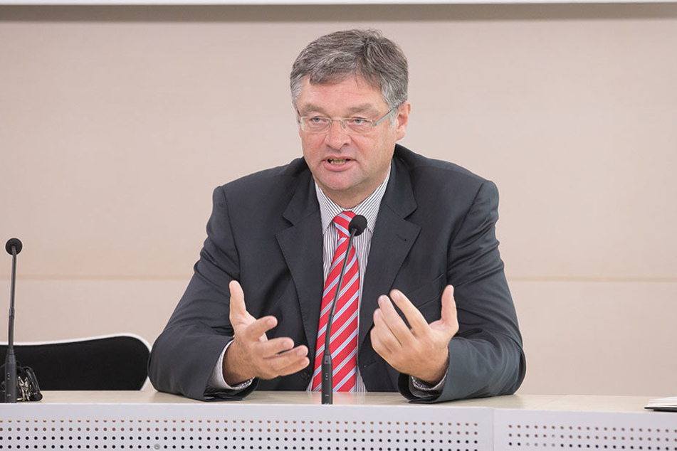 FDP-Chef Holger Zastrow (49) will Genschmar weiter in der FDP/FB-Fraktion im Stadtrat halten.