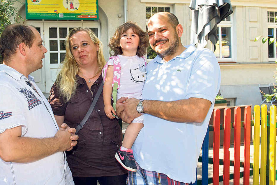 Tagespapa Michael Schreinert (46, l.) hat Nicole (33) und Thilo Hahn (38)
vorübergehend einen Platz für Tochter Leila (2) angeboten.