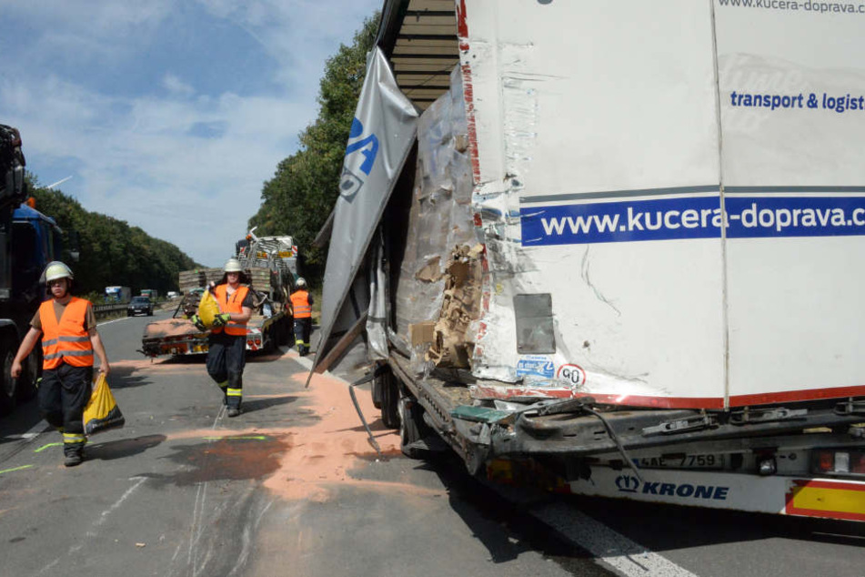 Bei einem Lkw wurde der Auflieger komplett an der Seite aufgerissen.