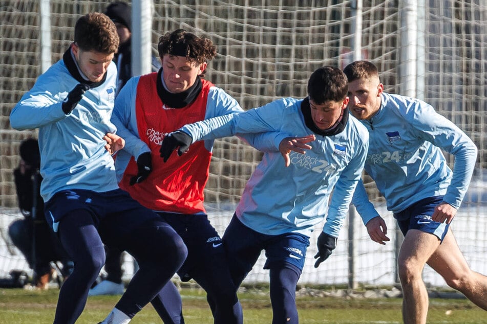 Diego Demme (2.v.r.) hat eine Seuchensaison hinter sich und musste sich im Training immer wieder herankämpfen.