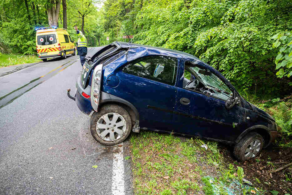 Der Krankenwagen brachte den leicht verletzten Opelfahrer in ein Krankenhaus.