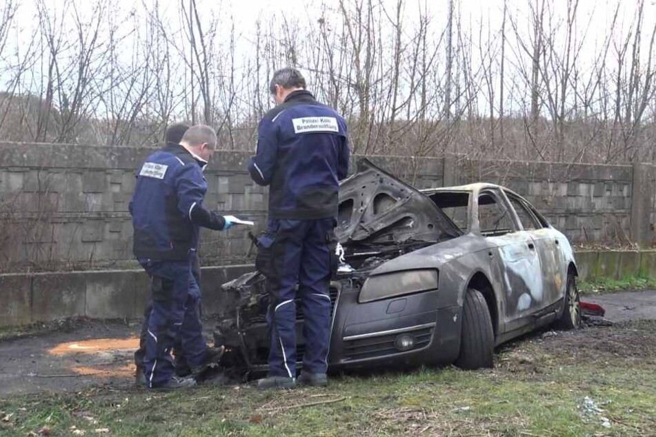 Der dunkle Audi wurde nach kurzer Flucht angezündet aufgefunden.