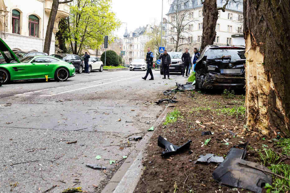 Das Foto zeigt die Zerstörungen, die der Sportwagen auf seinem Weg hinterließ.