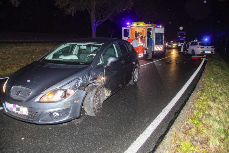 Der Fahrer des schwarzen SEAT krachte beim Ausweichen seitlich in einen Lkw.