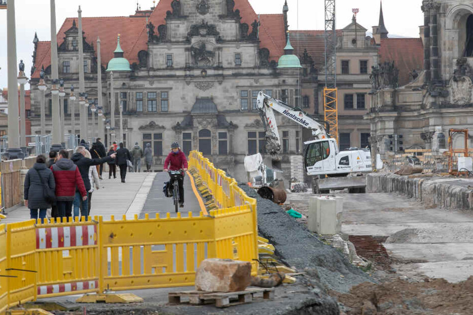 Während die eine Hälfte der Augustusbrücke bereits wieder genutzt werden kann, wird an der anderen noch eine Weile gebaut.