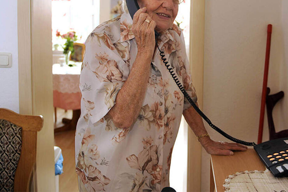 Die 83-Jährige saß einer besonders fiesen Betrügermasche auf (Symbolbild).