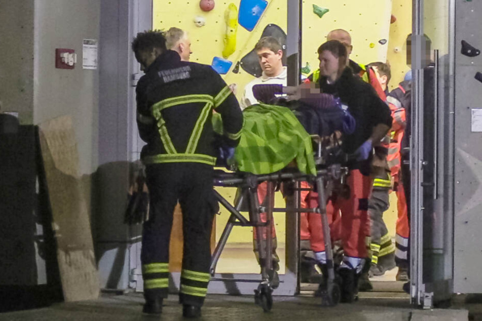 Rettungskräfte transportieren den Mann in ein Krankenhaus. 
