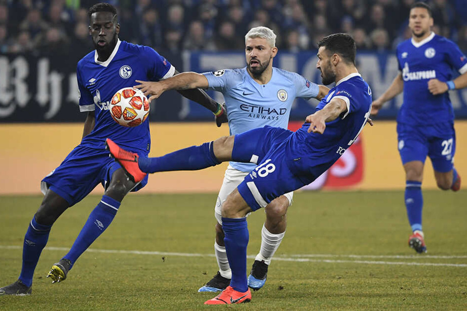 Brachte Manchester City in Führung: Sergio Agüero (M.), der hier versucht, Schalkes Daniel Caligiuri (vorne-rechts) den Ball abzuluchsen. Salif Sané (l.) drängt den Stürmer ein wenig ab.