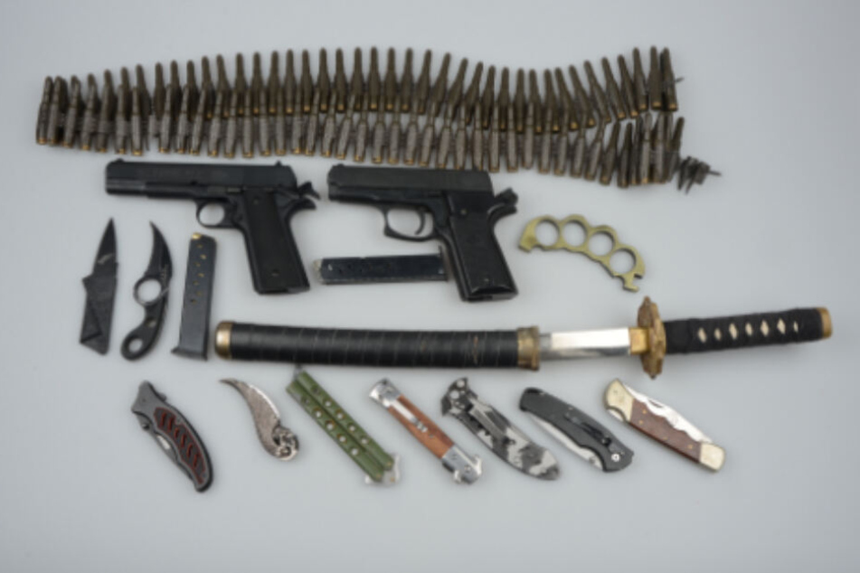 Dieses Waffen wurden im Clubheim sichergestellt.