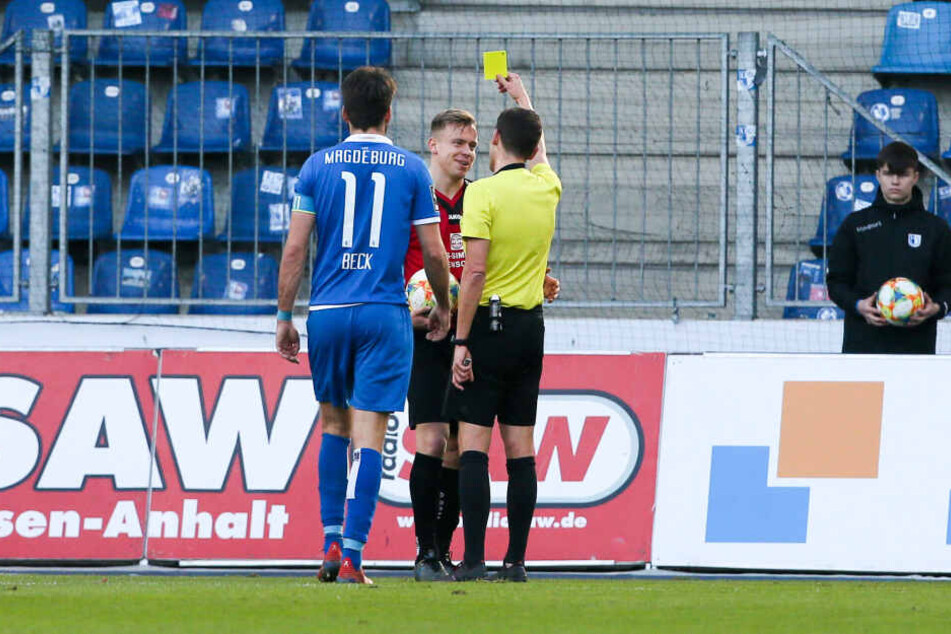 Schiri Christof Günsch zeigt Lennard Maloney (M.) Gelb. Um nicht eventuell später vom Platz zu fliegen,wurde der CFC-Debütant in der Pause ausgewechselt.