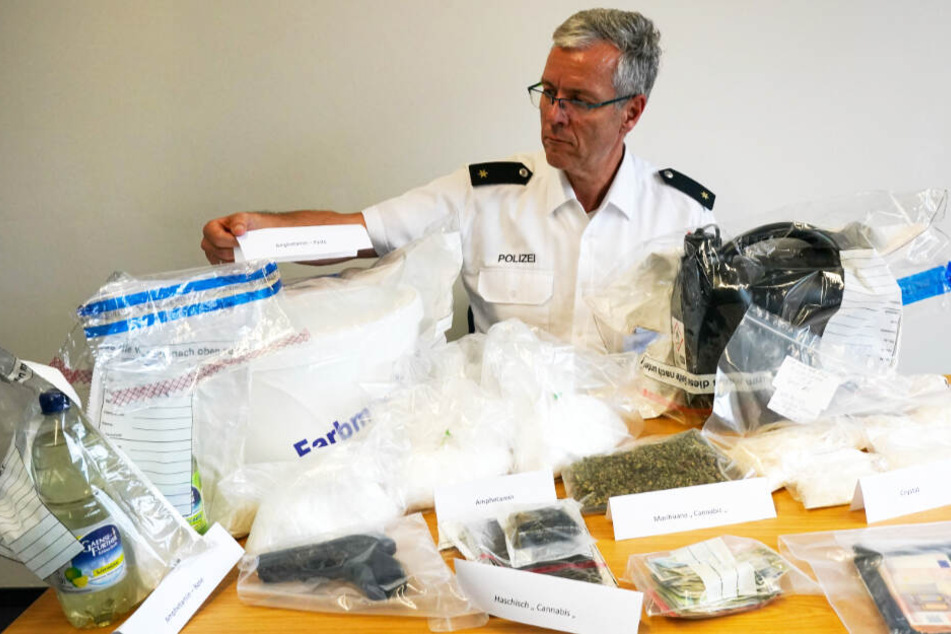 Die Polizei stellte größere Mengen verschiedener Rauschmittel sicher.