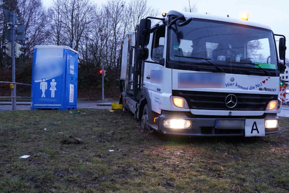 Der Laster steckte fast bis zur Radmitte im matschigen Boden.