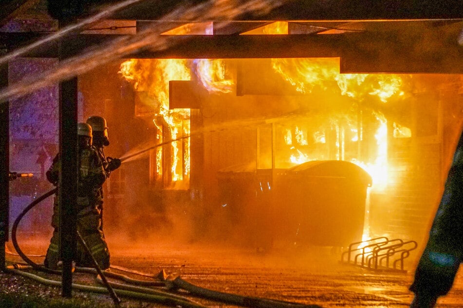 Sowohl eine Drehleiter als auch mehrere Strahlrohre kamen zum Einsatz.