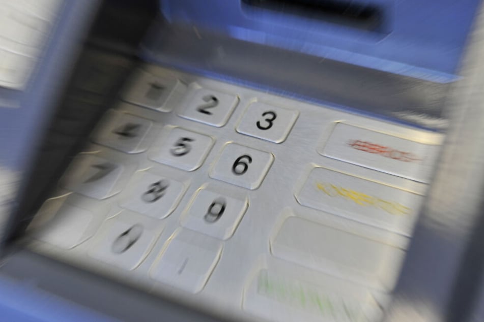 Die Täter installierten Software auf den Geldautomaten. (Symbolbild)