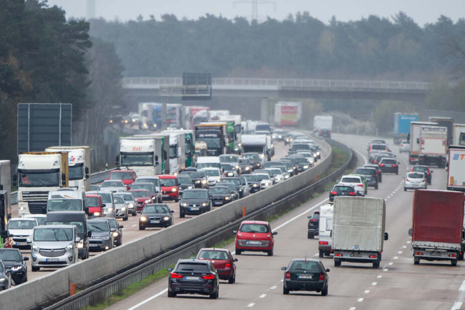 Autos und Lastwagen stehen auf der Bundesautobahn 7 in Richtung Norden im Stau.