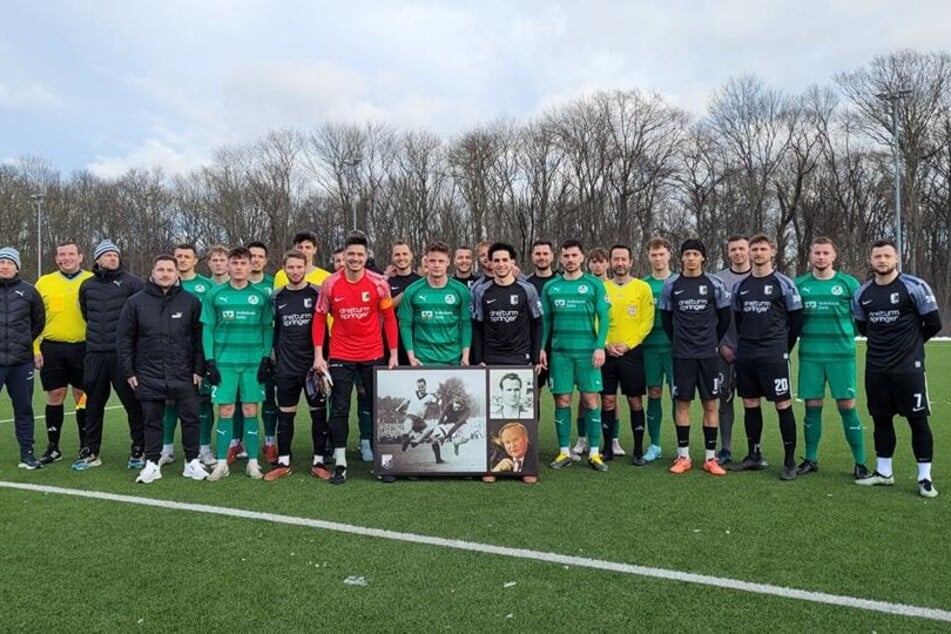 Spieler der Vereine 1. FC Zeitz und BSG Chemie Leipzig vor dem Anpfiff im Gedenkspiel für Bernd Bauchspieß (†85).