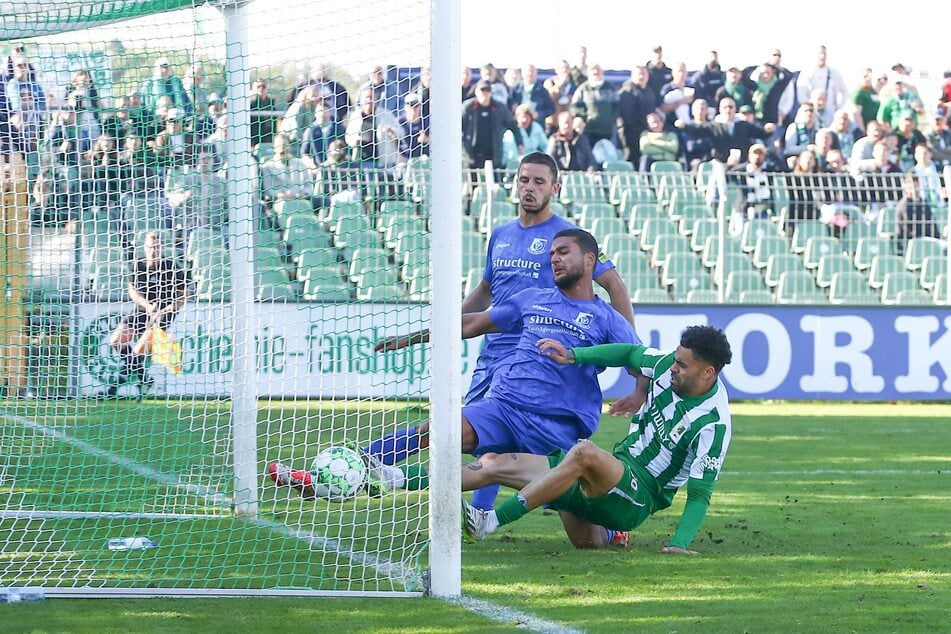 Zu sehen das 1:0 für Chemie Leipzig durch Stanley Ratifo. Allerdings darf durchaus diskutiert werden, ob der Ball vollkommen über der Linie war.
