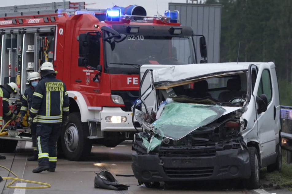 Unfall A1: Sechsjährige bei Crash auf A1 in Transporter eingeklemmt: Lebensgefahr!