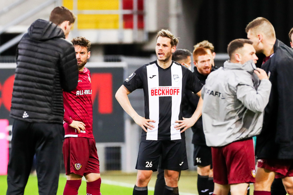 Gegen Dynamo Dresden verzweifelte Justin Eilers (32, 3.v.l.) wie seine Verler Kollegen an SGD-Keeper Kevin Broll (25). So blieb ihm gegen seine alte Liebe ein Tor verwehrt.