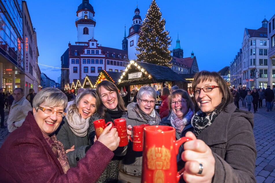 Der beliebte Glühwein könnte auf dem Chemnitzer Weihnachtsmarkt teurer werden - die Stadt will die Marktgebühren deutlich anheben.