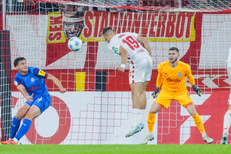 Tim Lemperle trifft mitten ins Kölner Glück: Der Stürmer erzielte per Kopfball das vielumjubelte 1:0 für seine Farben.