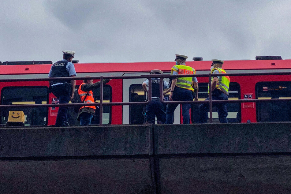Die Fahrgäste der S-Bahn mussten mitten auf der Strecke den Zug verlassen.