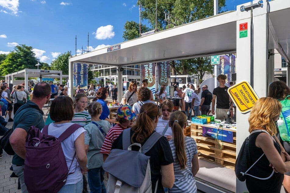 Besucher an der Talent Street.