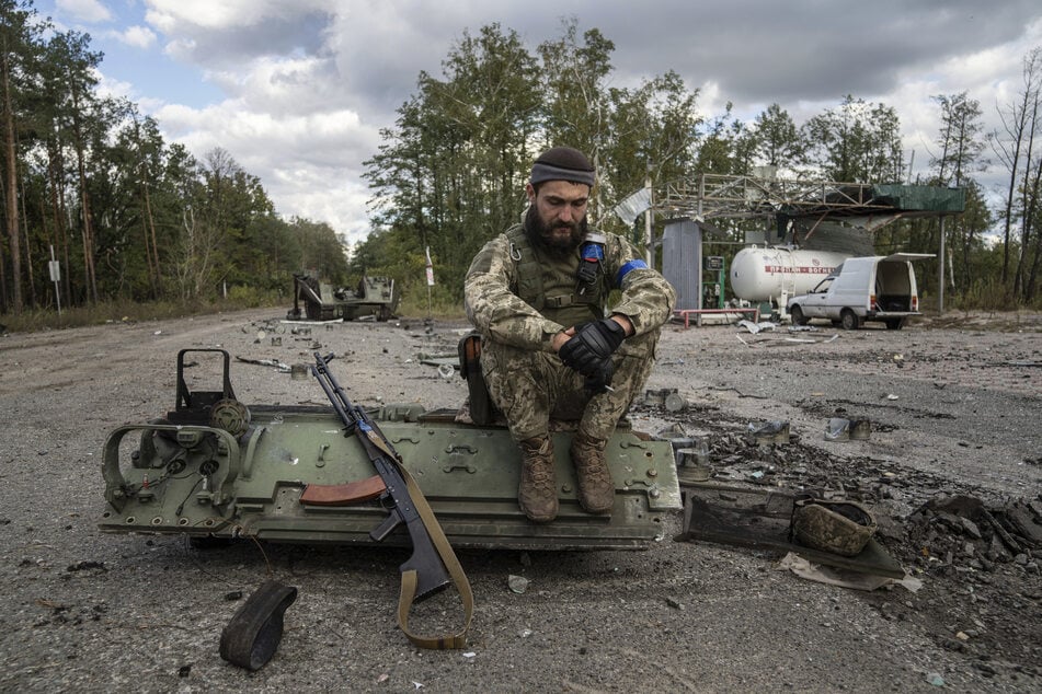 Ein ukrainischer Soldat bei einer Zigarettenpause: Die Konteroffensive der Ukraine geht weiter.