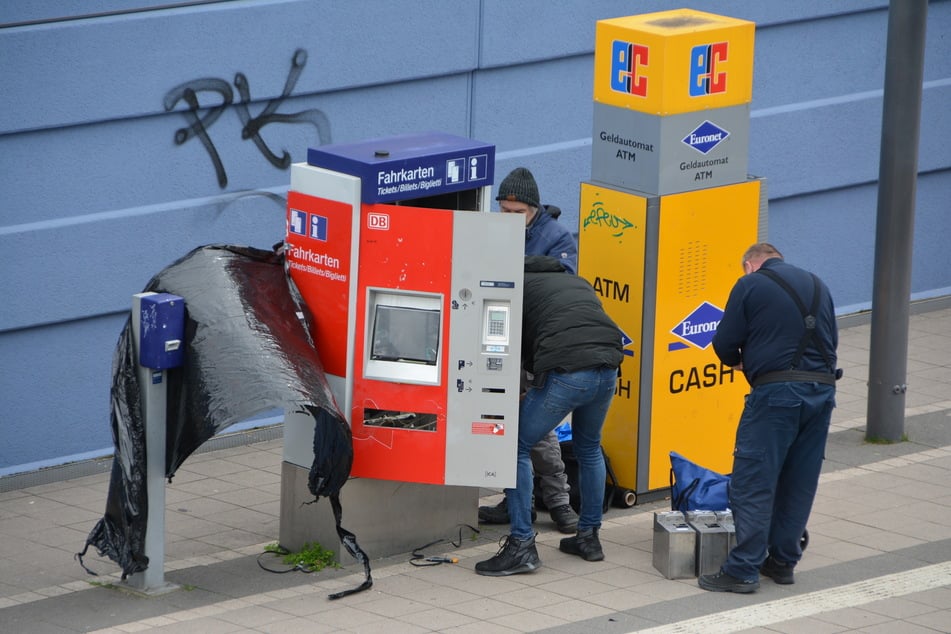 Unbekannte Täter versuchten in der Nacht auf Donnerstag, einen DB-Automaten im Leipziger Süden zu sprengen.
