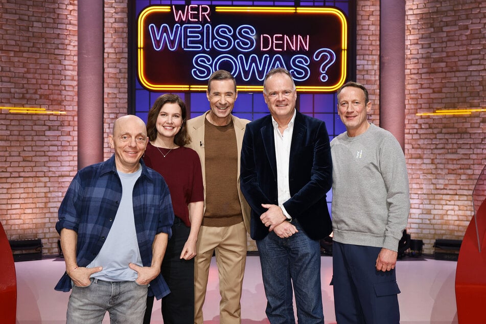 Am Freitag treten die Fernsehmoderatorin und Redakteurin Hanna Zimmermann (38, 2.v.l.) und der Journalist Christian Sievers (57, 2.v.r.) gegeneinander an.