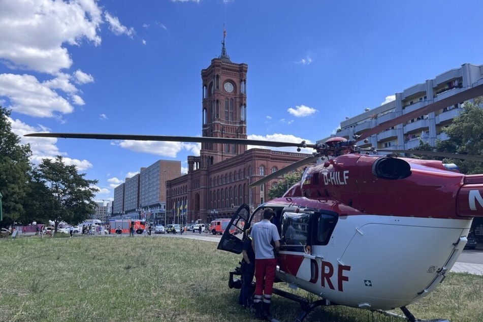 Vor dem Roten Rathaus in Berlin-Mitte ist ein Rettungshubschrauber gelandet.