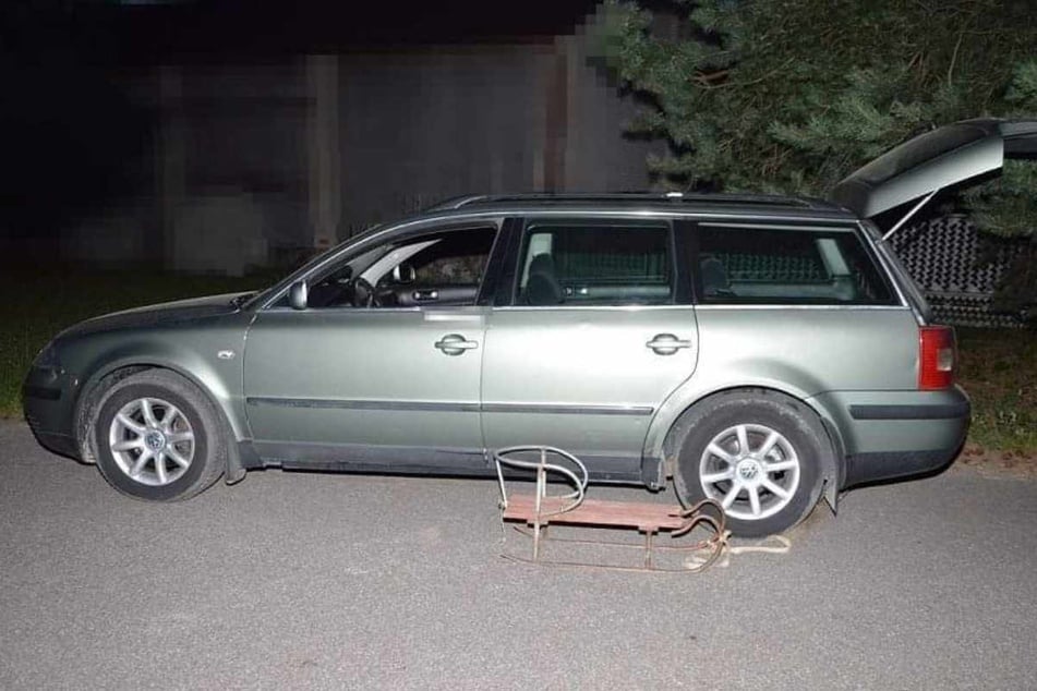 Zwei Freunde (27, 31) tranken erst zusammen Alkohol und banden dann einen Schlitten an ihrem VW Passat fest. Der jüngere Mann setzte sich hinters Steuer, der ältere auf den Schlitten.