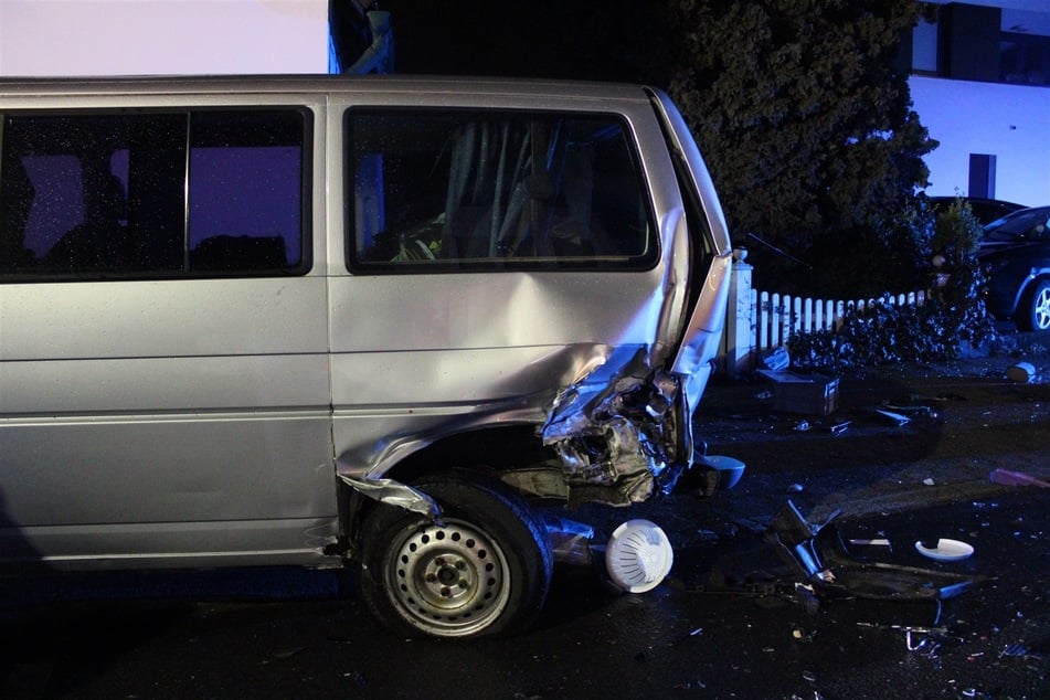 Die linke Seite des VW-Vans wurde ebenfalls in Mitleidenschaft gezogen.