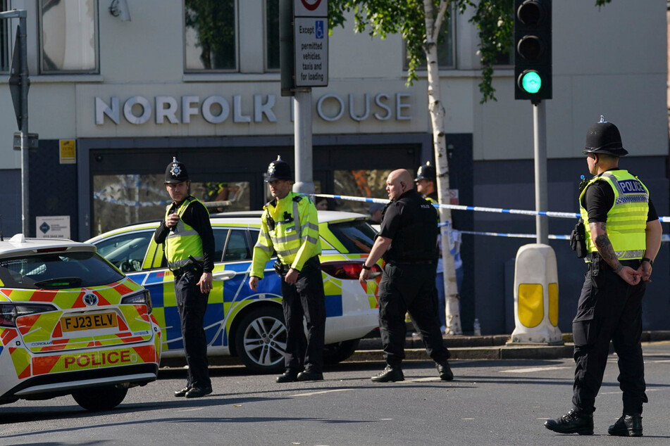 Polizisten haben eine Straße in der britischen Stadt Nottingham blockiert.