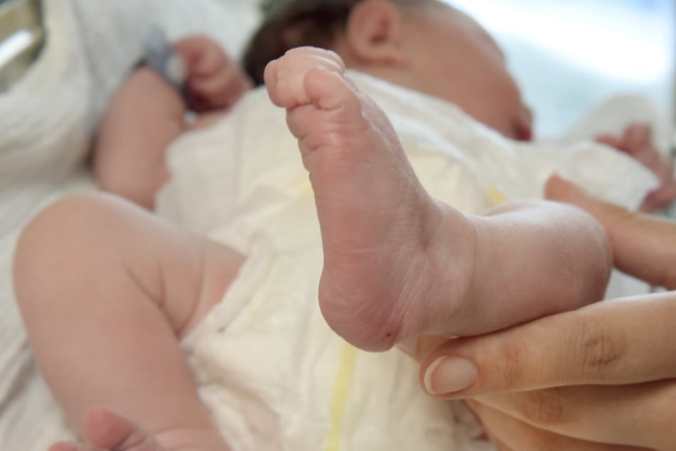 Ein Neugeborenes in der Geburtsklinik am Krankenhaus St. Elisabeth und St. Barbara. Dort erblickte an Heiligabend auch Mathilda das Licht der Welt.