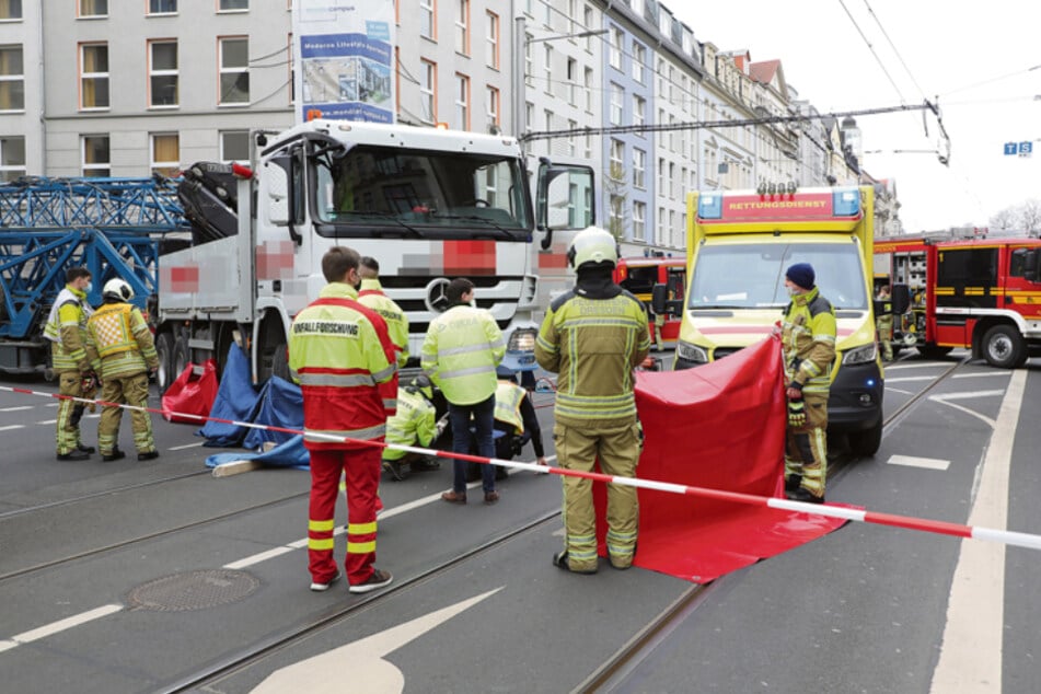 Ende April 2021 wurde eine Radfahrerin (61) an der Kreuzung Weintraubenstraße/Bautzner Straße von einem Lastzug erfasst. Sie verstarb noch vor Ort.