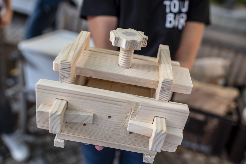 Gearbeitet wird mit einer selbst gebauten Tofupresse aus Holz.