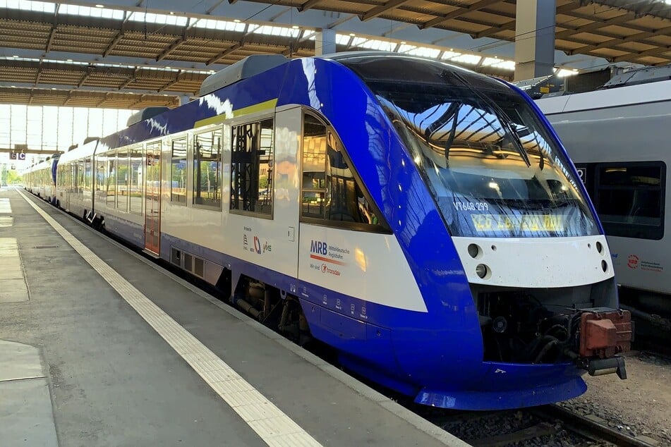 Drei aneinandergekoppelte Fahrzeuge des Typs "Alstom LINT" werden ab sofort am Wochenende auf der Strecke Chemnitz - Leipzig eingesetzt.