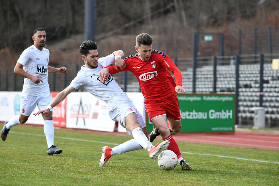Ugur Ogulcan Tezel (25, links) - hier im Duell mit Nils Miatke (32) vom ZFC Meuselwitz - bringt laut FCC-Trainer Andreas Patz (38) "vor allem die für uns so wichtige Schnelligkeit" mit. (Archivbild)