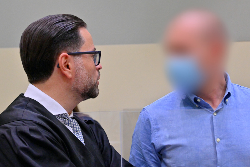 Der Angeklagte (r.) steht beim Beginn des Prozess gegen ihn wegen des Verdachts des Verstoßes gegen das Arzneimittel- und Dopinggesetze mit seinem Anwalt Juri Goldstein zusammen.