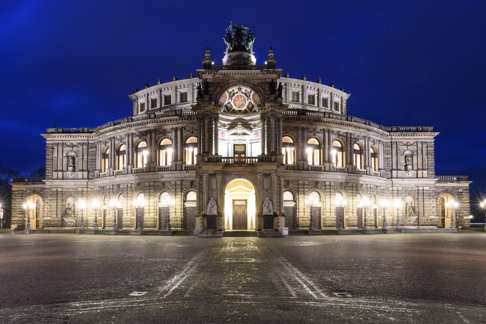 Die Zufahrt zur Tiefgarage Semperoper bleibt auch am Freitag geöffnet.