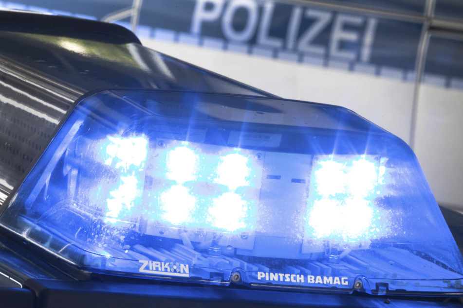 Ein Blaulicht leuchtet auf dem Dach eines Polizeiwagens. (Symbolbild)