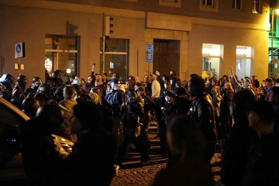 Etwa 100 Personen versammelten sich vor der Tram.