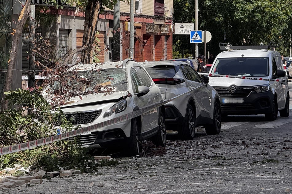 Auch Autos wurden durch herabfallende Trümmer beschädigt.