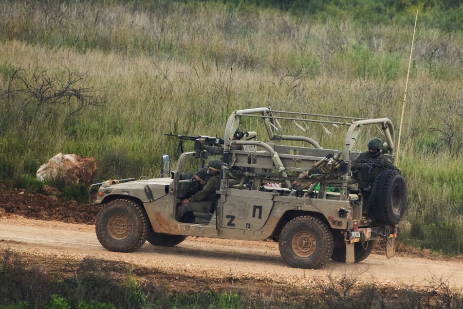 Israelische Soldaten fahren im Südlibanon, vom Norden Israels aus gesehen.