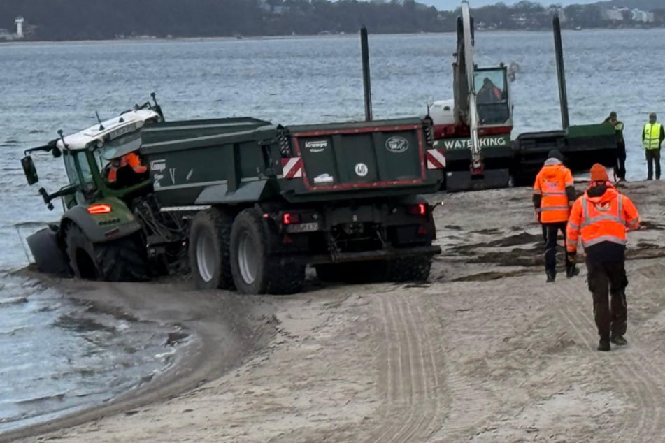 Der Trecker fuhr samt Anhänger zu nah ans Wasser und blieb stecken. Der Schaufelbagger musste ihn rausziehen.